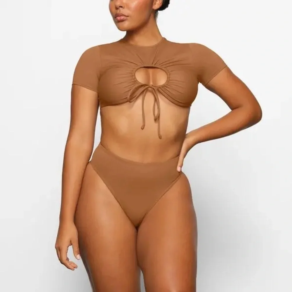 SKIMS SIGNATURE SWIM RUCHED T-SHIRT COLOR ALMOND SIZE 2X
